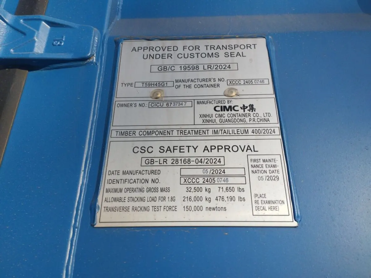 Табличка CSC Safety Approval на двери синего контейнера